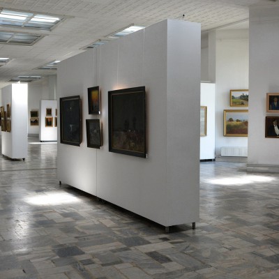 Студенты на открытии выставки Эмиля Хильдеску