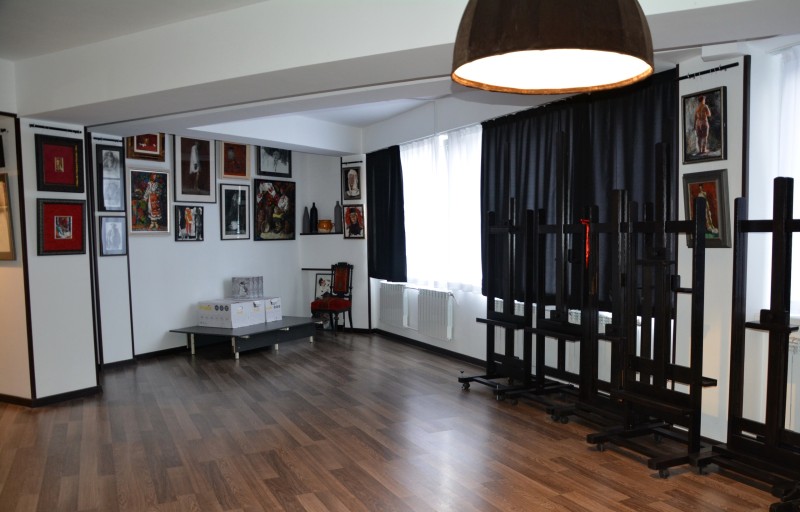 ... sosirea Albumului.
... cu Elevii și profesorii, în micul cerc al propriilor reflecții.