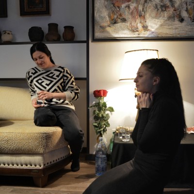 ... sosirea Albumului.
... cu Elevii și profesorii, în micul cerc al propriilor reflecții.