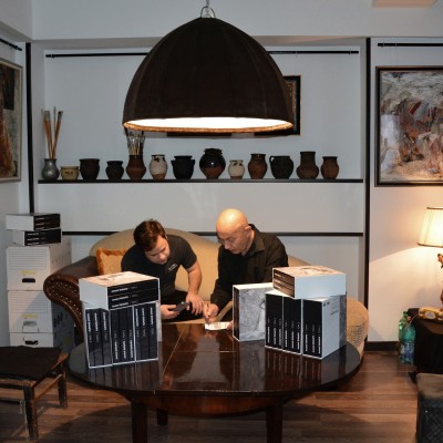 ... sosirea Albumului.
... cu Elevii și profesorii, în micul cerc al propriilor reflecții.