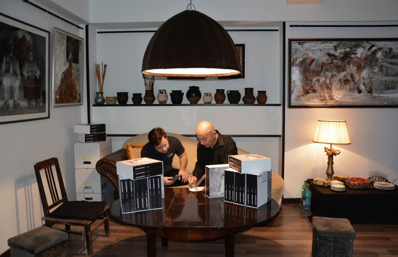 ... sosirea Albumului.
... cu Elevii și profesorii, în micul cerc al propriilor reflecții.