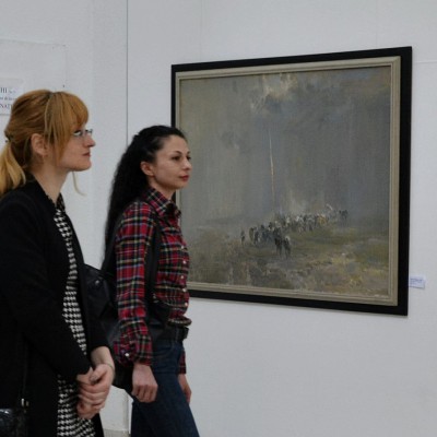 Studenții la vernisajul expoziției lui Emil Childescu