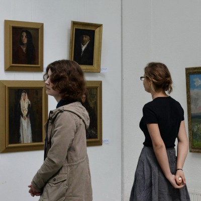 Studenții la vernisajul expoziției lui Emil Childescu