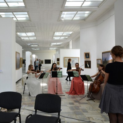 Studenții la vernisajul expoziției lui Emil Childescu