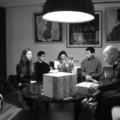 ... sosirea Albumului.
... cu Elevii și profesorii, în micul cerc al propriilor reflecții.