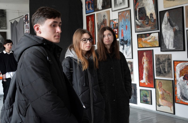 22 decembrie 2021 / ... analiza Vizionărilor semestriale (cl. XI, XII). Discuții, opinii, amintiri și oaspeți. Elevi, absolvenți și profesori.