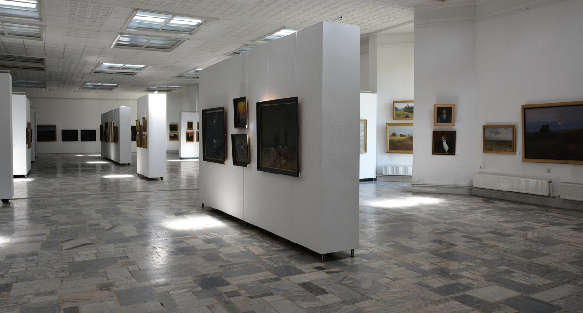 Students at the opening of Emil Childescu's exhibition