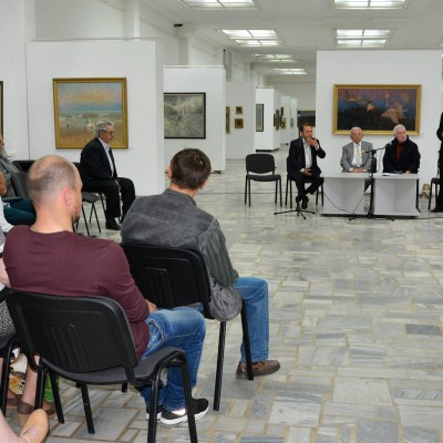 Studenții la vernisajul expoziției lui Emil Childescu