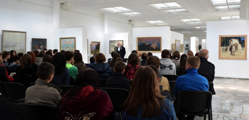 Студенты на открытии выставки Эмиля Хильдеску