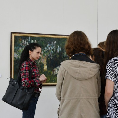 Studenții la vernisajul expoziției lui Emil Childescu