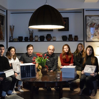 ... sosirea Albumului.
... cu Elevii și profesorii, în micul cerc al propriilor reflecții.