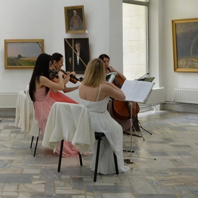 Studenții la vernisajul expoziției lui Emil Childescu