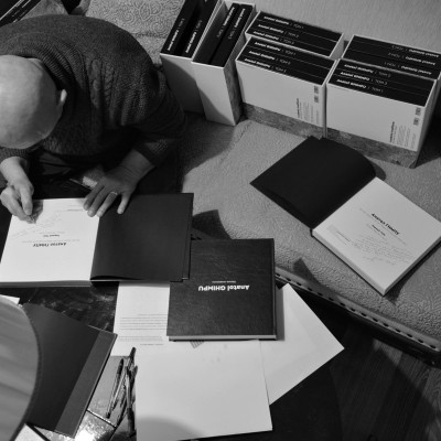 ... sosirea Albumului.
... cu Elevii și profesorii, în micul cerc al propriilor reflecții.